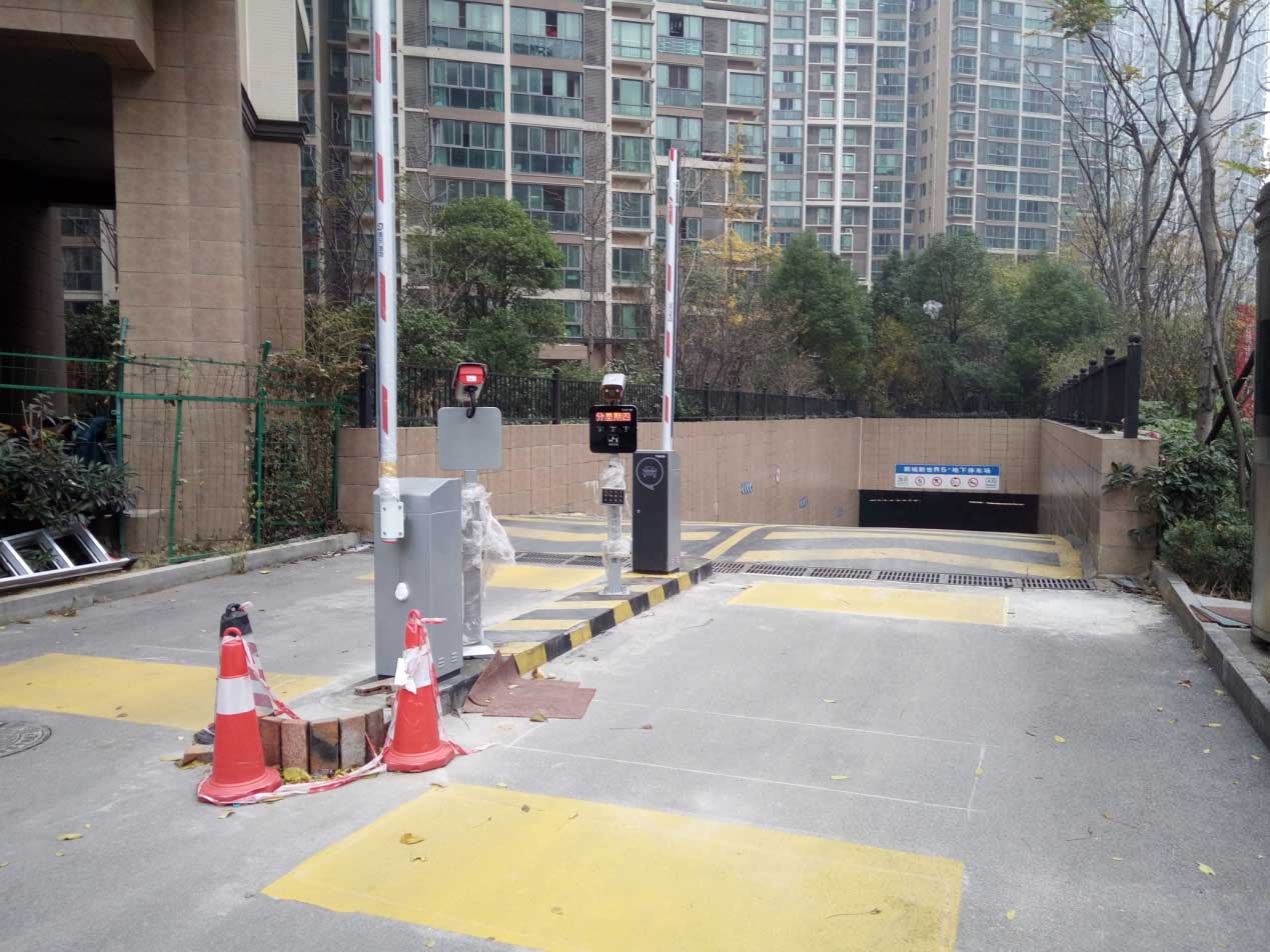 湖南长沙新城新世界简系列iii型车牌识别道闸系统项目