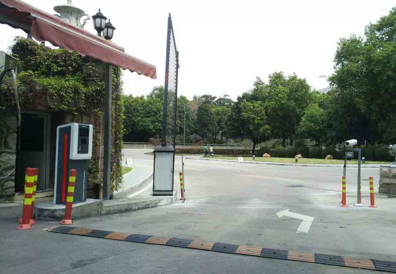 车牌识别系统作为一种新型停车管理设备,它在智能交通系统中发挥着重要的作用